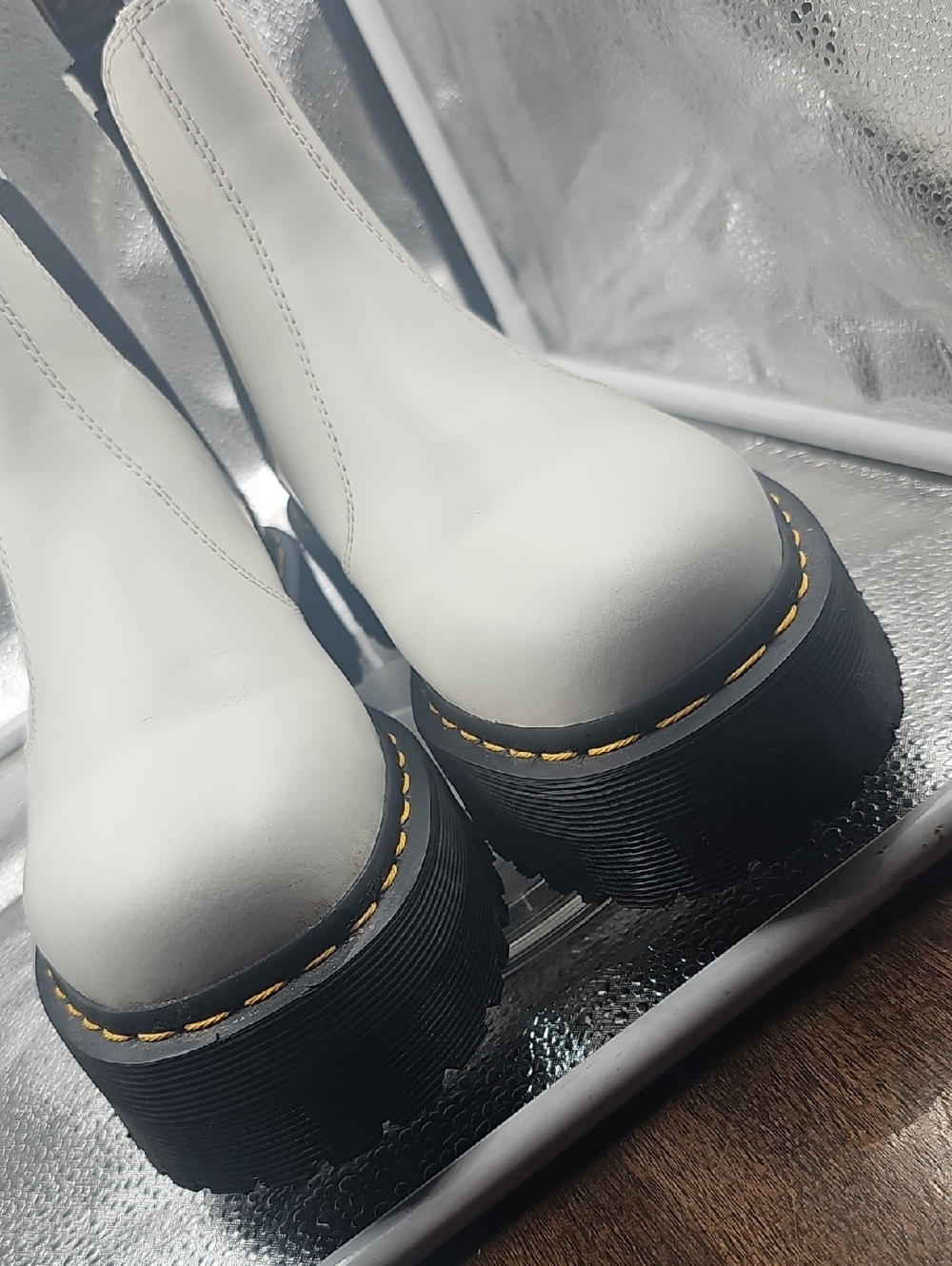 P Dr. Martens White Leather Softy-T 2976 Chelsea Boots New W/O tags Black Sole - Picture 10 of 14